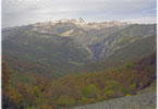 Monte Peloño, al fondo Los Picos de Europa